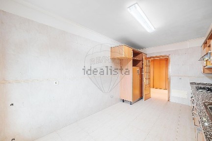 Apartamento T4 à venda na Rua Doutor José Augusto Oliveira Cristovão