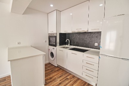 Apartamento T1 à venda no Largo Eugénio dos Santos