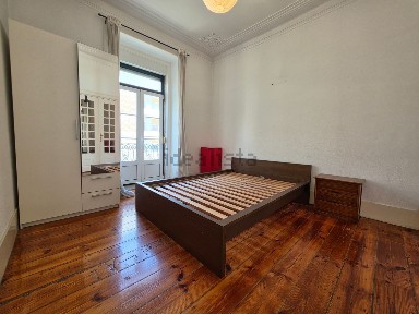 Apartamento T4 à venda na Rua do Conde de Redondo
