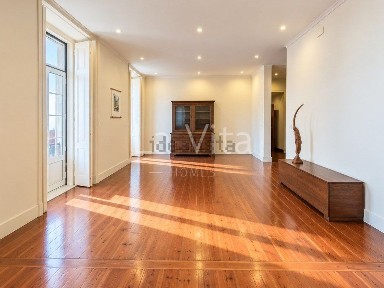Apartamento T5 à venda na Rua Sousa Martins