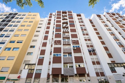 Apartamento T2 à venda na Rua Pedro José Pezerat, 236