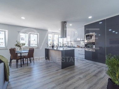 Apartamento T3 à venda na Rua João Ortigão Ramos, 21