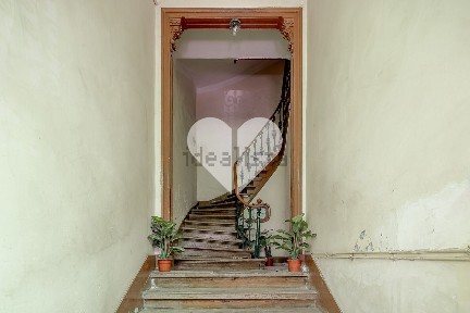 Apartamento T5 à venda na Rua Ferreira Lapa, 10