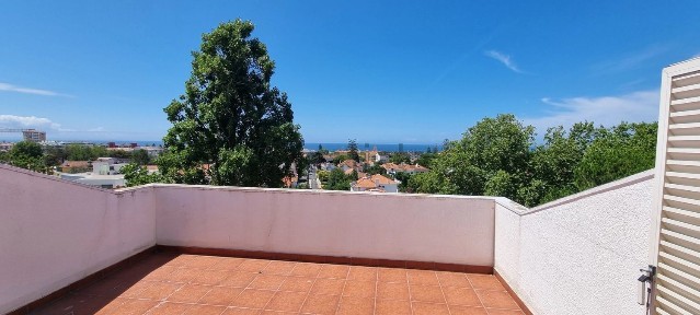 Apartamento T5 à venda na Rua Sacadura Cabral, 23