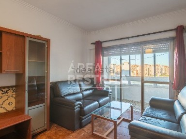 Apartamento T2 à venda na Avenida Azedo Gneco