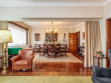 Apartamento T5 à venda na Avenida dos Estados Unidos da América