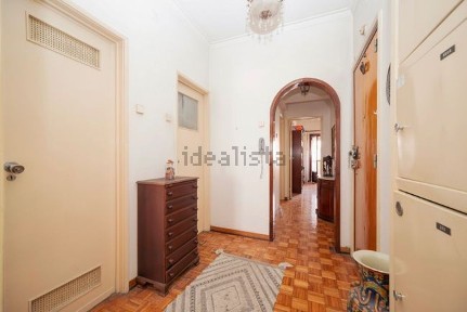 Apartamento T2 à venda na Avenida General Roçadas