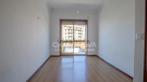 Apartamento T2 à venda na Rua Pinto Aguiar