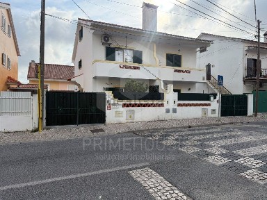 Moradia geminada à venda no Centro da Quinta do Conde