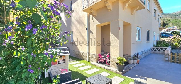 Moradia geminada à venda na Rua Afonso Domingues, 43