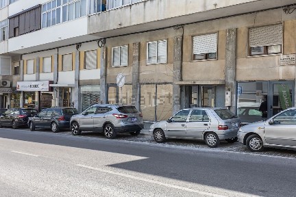 Arrendamento de espaço comercial na Rua Salvador Allende