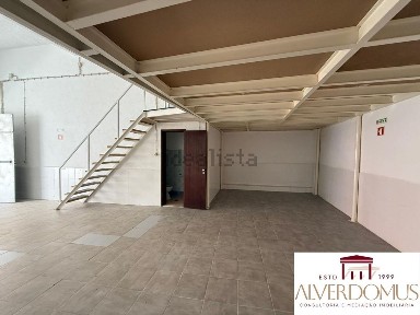 Arrendamento de armazém na Rua Jaime Relvas