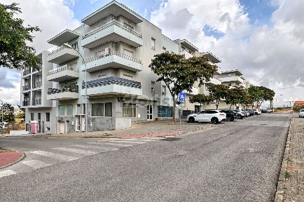 Arrendamento de espaço comercial na Rua Cidade de Bragança, 2