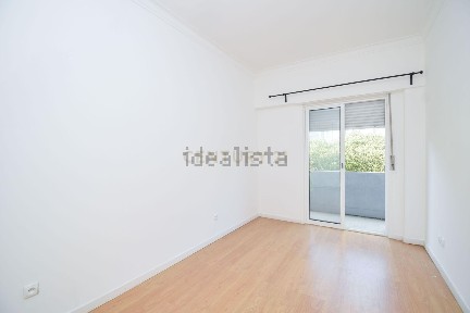 Arrendamento de apartamento T2 na Rua Luís de Camões, 42