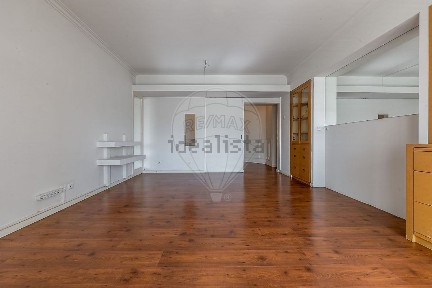 Arrendamento de apartamento T5 na Avenida Bombeiros Voluntários de Algés