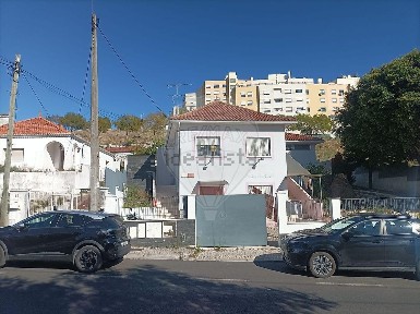 Moradia independente à venda na Rua Doutor Sousa Martins