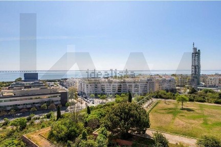 Apartamento T4 à venda na Praça Príncipe Perfeito, 1
