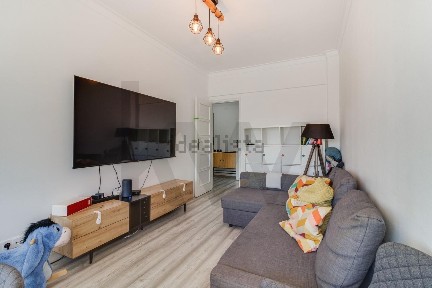 Apartamento T2 à venda na Avenida Almirante Reis, 94