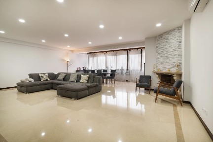 Apartamento T4 à venda na Avenida Doutor Mário Moutinho