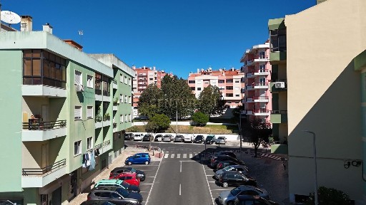 Apartamento T2 à venda na Rua Vitorino Nemésio, 14