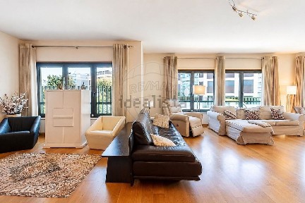 Apartamento T5 à venda na Avenida David Mourão-Ferreira