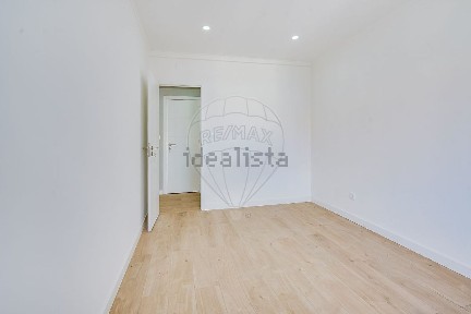 Apartamento T1 à venda no Largo Eugénio dos Santos