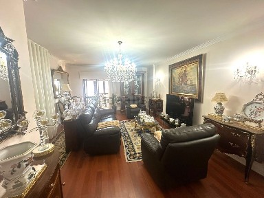 Apartamento T4 à venda em Massamá