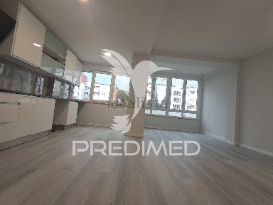 Apartamento T2 à venda na Rua António Sérgio