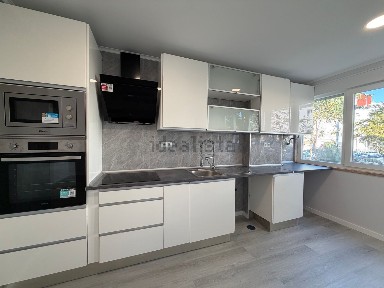 Apartamento T2 à venda na Rua António Sérgio
