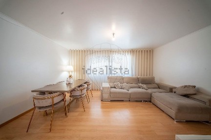 Apartamento T4 à venda na Rua Barata Feyo