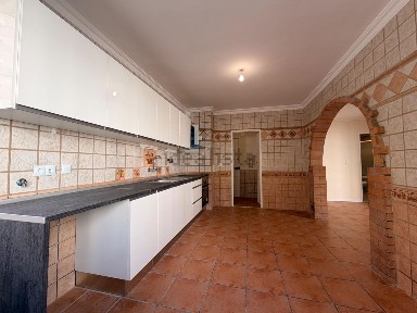Apartamento T3 à venda na Rua Professor Rui Luís Gomes, 11