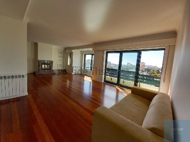 Arrendamento de apartamento T4 na Rua de Oliveira Monteiro, 862