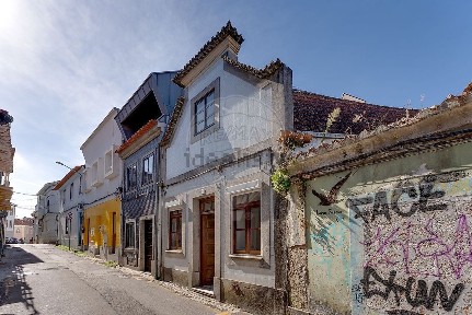 Moradia geminada à venda na Rua Antónia Rodrigues