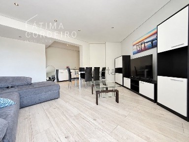 Apartamento T3 à venda na Rua Adriano Correia de Oliveira, 8