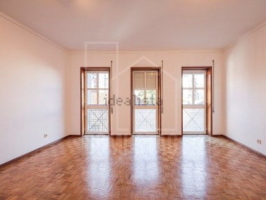 Apartamento T2 à venda na Rua do Almirante Cândido dos Reis, 122