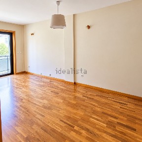 Arrendamento de apartamento T3 na Rua Amália da Costa Lima
