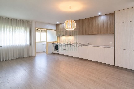 Apartamento T2 à venda na Avenida de Fernão de Magalhães, 3529