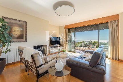 Apartamento T4 à venda na Rua Pintor Amadeu Sousa Cardoso, 88