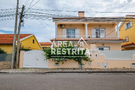 Moradia geminada à venda na Rua José Relvas, 727