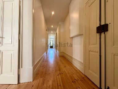 Arrendamento de apartamento T4 na Rua Antero de Quental, 45