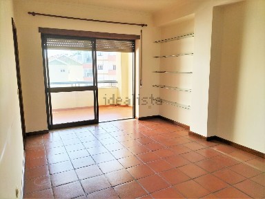 Arrendamento de apartamento T2 na Rua Brigadeiro Correia Cardoso