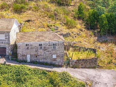 Moradia independente à venda em Luzim e Vila Cova