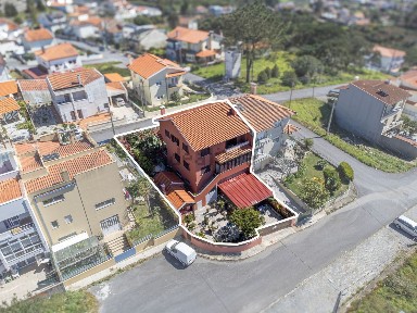 Moradia geminada à venda em Vila Nova de Anha