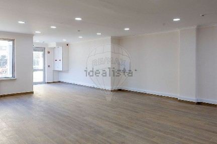 Arrendamento de espaço comercial na Rua Salvador Allende