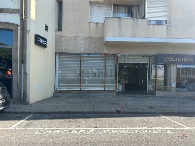 Arrendamento de espaço comercial na Rua da Senhora da Luz, 440