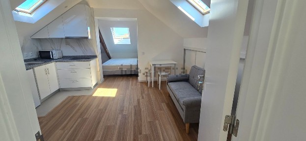 Arrendamento de apartamento T0 na Rua Saragoça, 111