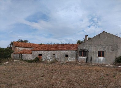Moradia geminada à venda em Turquel