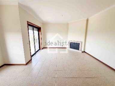 Apartamento T3 à venda em Paços de Brandão