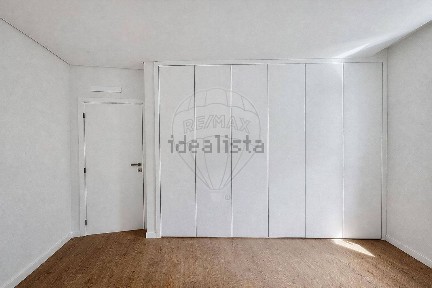 Apartamento T2 à venda no Monte dos Burgos