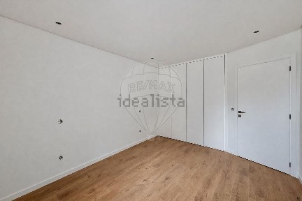 Apartamento T2 à venda no Monte dos Burgos